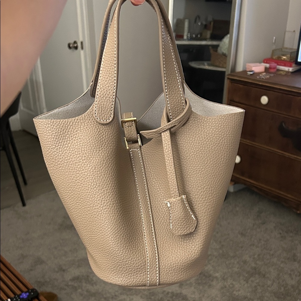 Elegant Tan Leather Tote Bag
